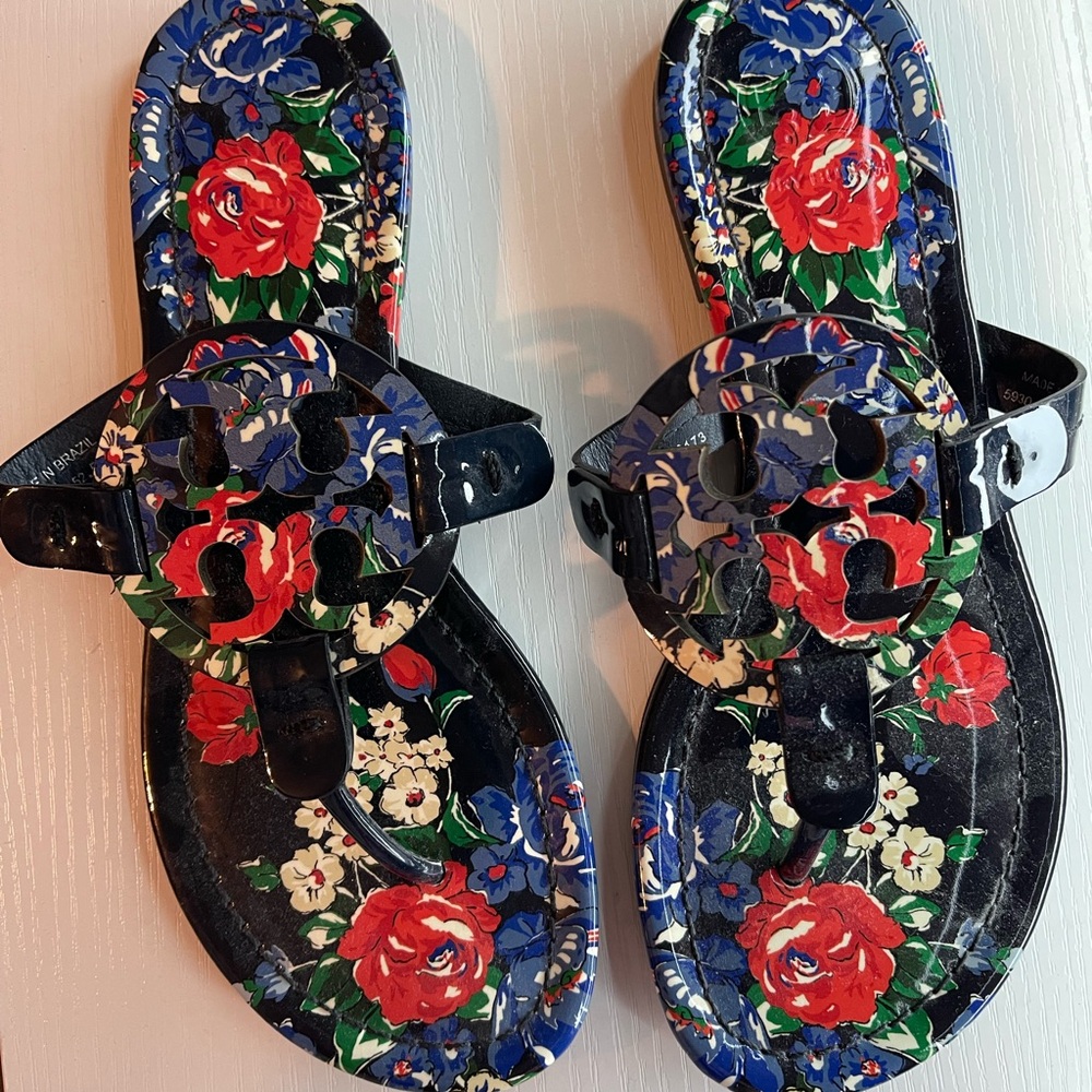 TORY BURCH MILLER MEDALLION PATENT LEATHER NAVY AND RED FLORAL SANDALS SIZE 5